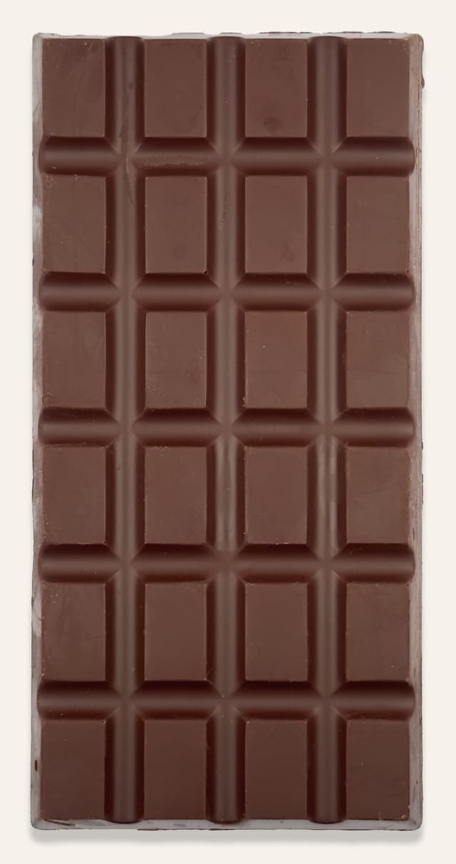 Front of Cafe Con Leche Milk Chocolate & Per'La Coffee bar made by Exquisito Chocolates