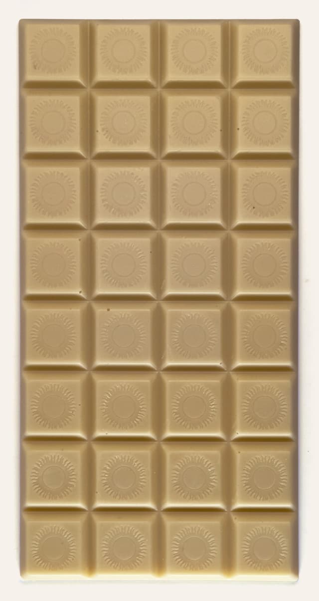 Front of Creamy White Chocolate 38% a la Flor de Sal bar from SAL de IBIZA