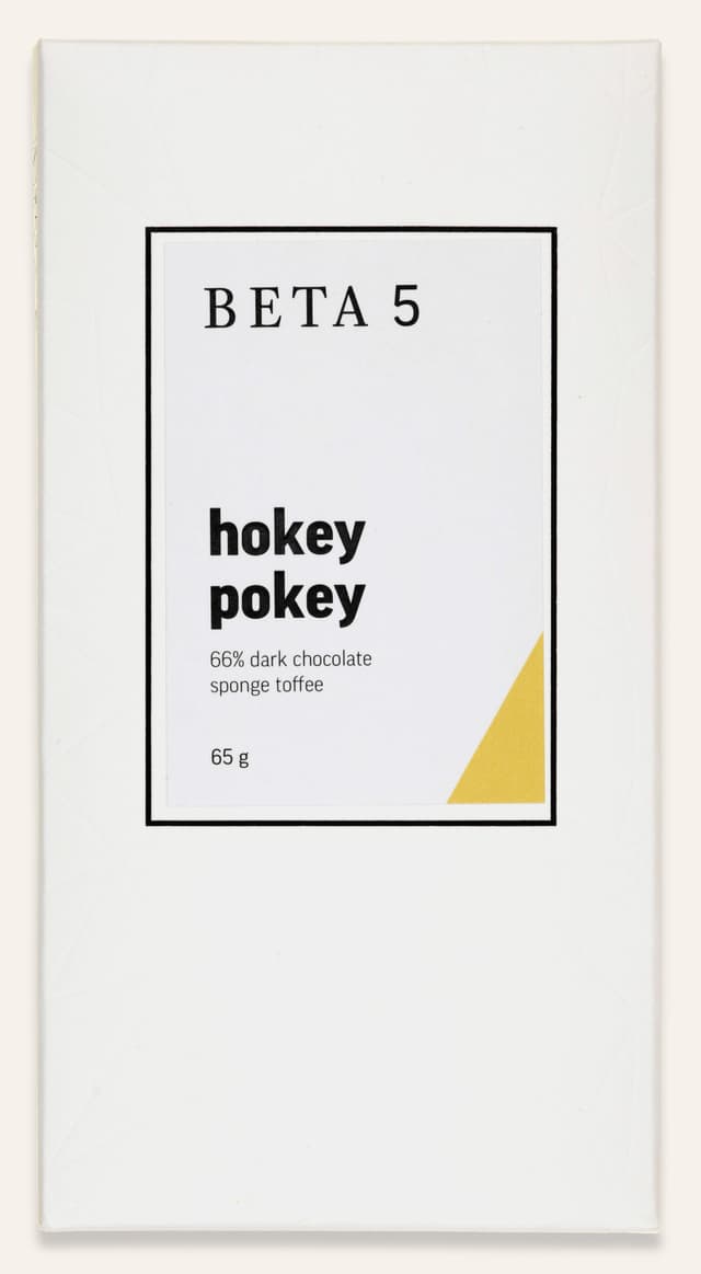 Front of Hokey Pokey 66% Dark Chocolate Sponge Toffee bar made by BETA5 in Canada package